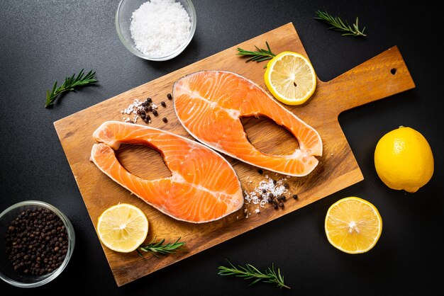 Filete de salmón crudo fresco con ingrediente a bordo