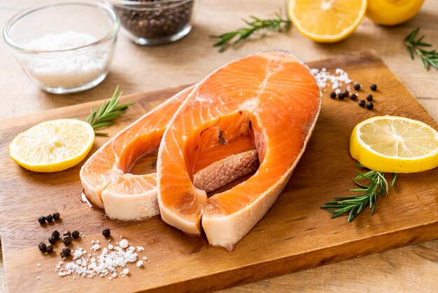 filete de salmón crudo fresco con ingrediente a bordo