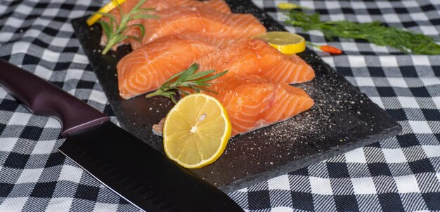 Filete de salmón crudo fresco en un plato de piedra