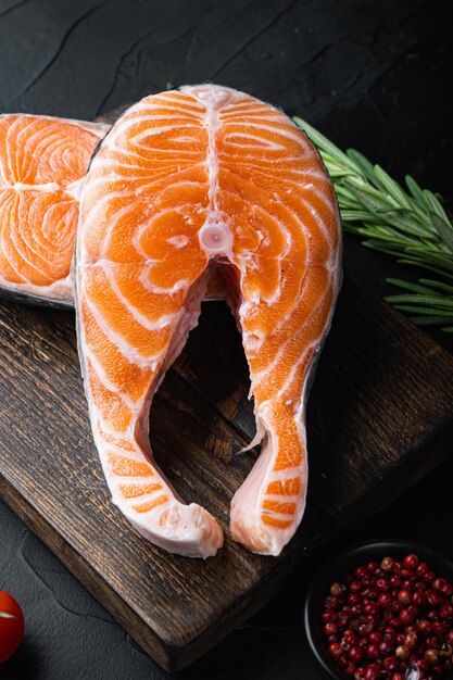 Filete de salmón crudo fresco sobre una mesa de madera