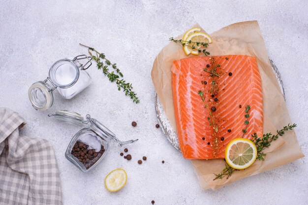 Filete de salmón crudo con hierbas