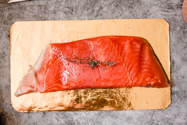 Filete de salmón crudo en pescado gris, salvaje del Atlántico. Omega 3