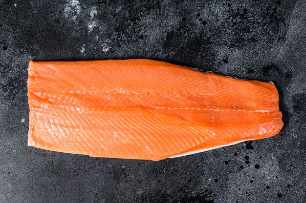 Foto filete de salmón crudo. pescado organico. vista superior