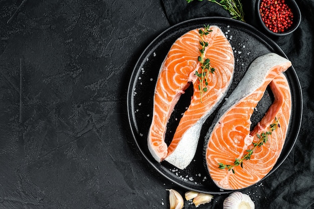 Filete de salmón crudo en una sartén