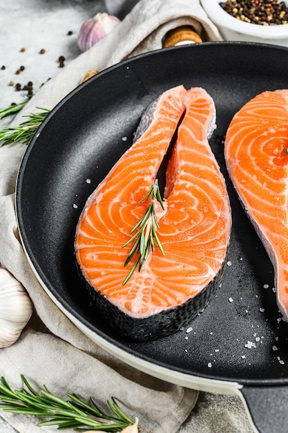 Filete de salmón crudo en una sartén