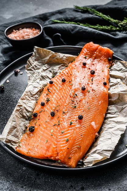 Filete de salmón crudo sobre una mesa