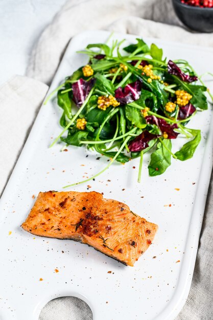 Filete de salmón con ensalada y arándanos