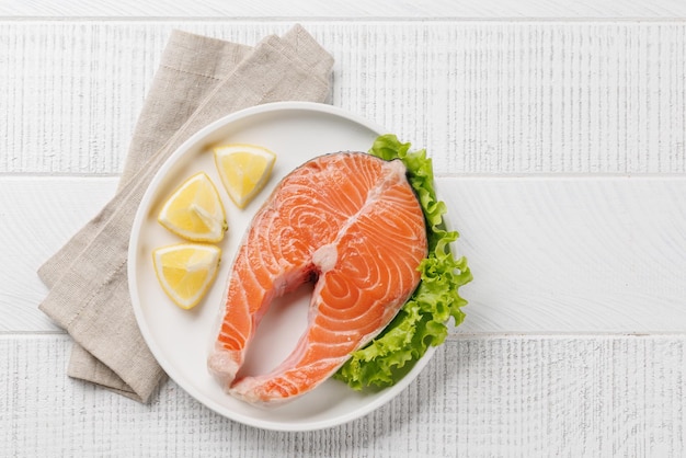 Un filete de salmón fresco listo para cocinar.