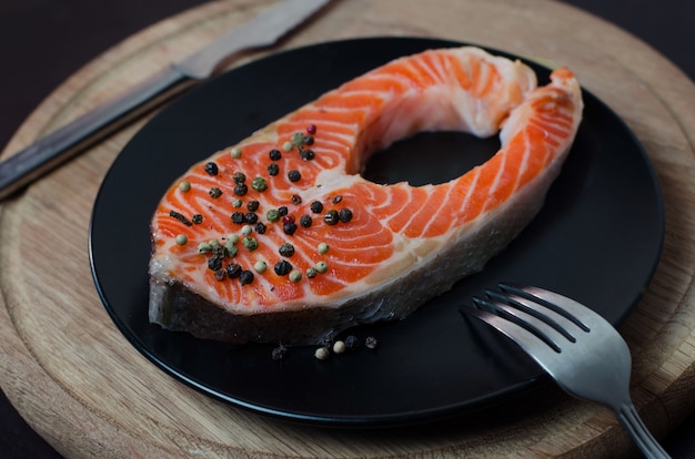 Filete de salmón fresco en placa negra