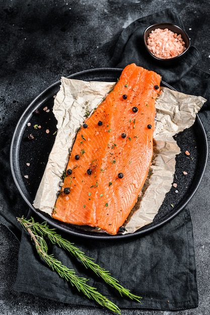 Filete de salmón fresco con sal, hierbas y especias.