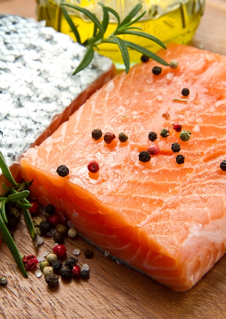 Filete de salmón fresco sobre tabla de madera