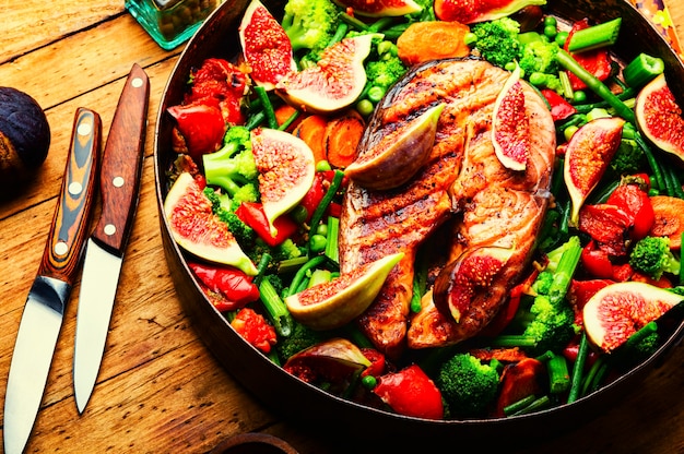 Filete de salmón frito con higos Trucha al horno con verdura