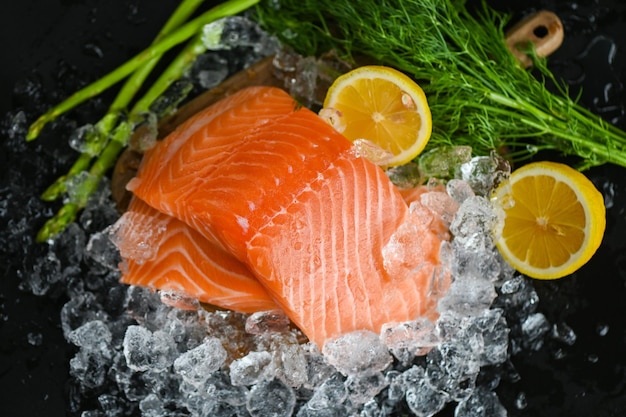 Filete de salmón con hierbas de espárragos de limón y especias pescado de salmón crudo fresco en hielo para cocinar alimentos mariscos salmón pescado