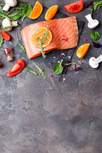 Filete De Salmón Con Ingredientes Frescos.