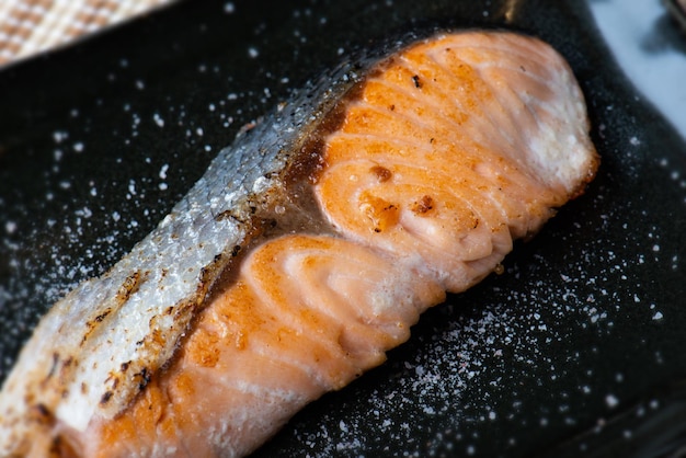 Filete de salmón japonés con plato negro.