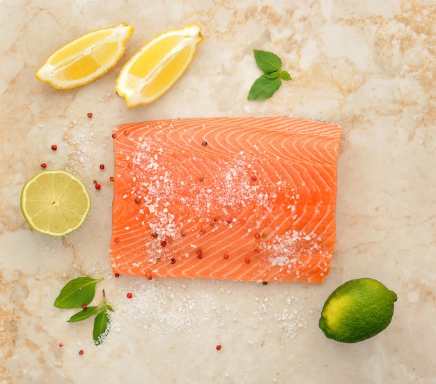 Foto filete de salmón con lima limón y especias