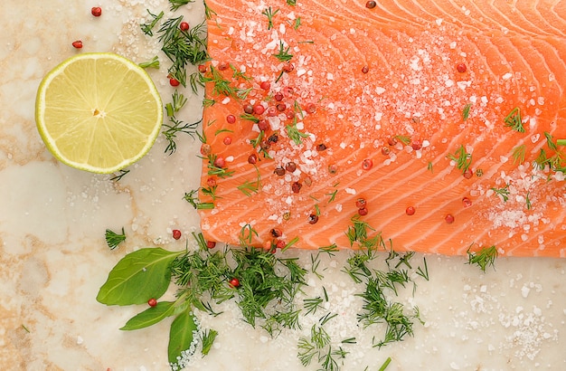 Filete de salmón con limón, eneldo y especias