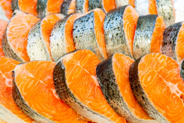 Filete de salmón en el mostrador de hielo en un supermercado,