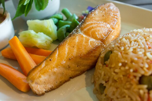 Filete De Salmón A La Parrilla Con Arroz