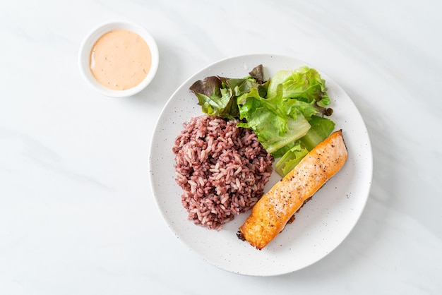 filete de salmón a la parrilla con bayas de arroz y vegetales - estilo de comida saludable