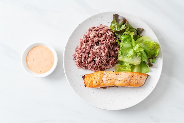 filete de salmón a la parrilla con bayas de arroz y vegetales - estilo de comida saludable