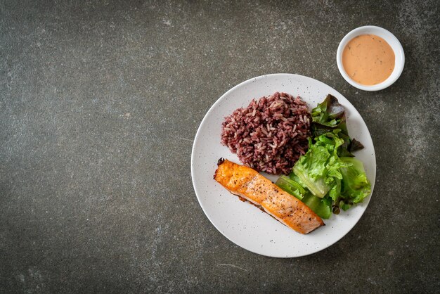 filete de salmón a la parrilla con bayas de arroz y vegetales - estilo de comida saludable