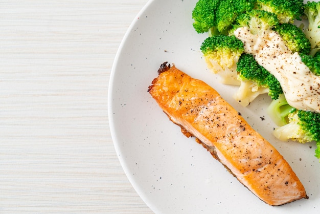 filete de salmón a la parrilla con brócoli - estilo de comida saludable