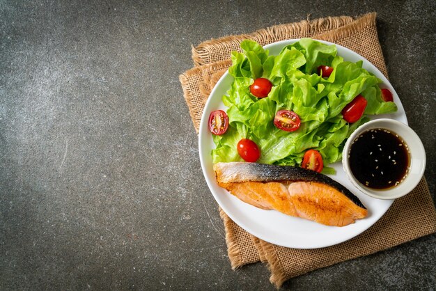 filete de salmón a la parrilla con ensalada de verduras - estilo de comida saludable