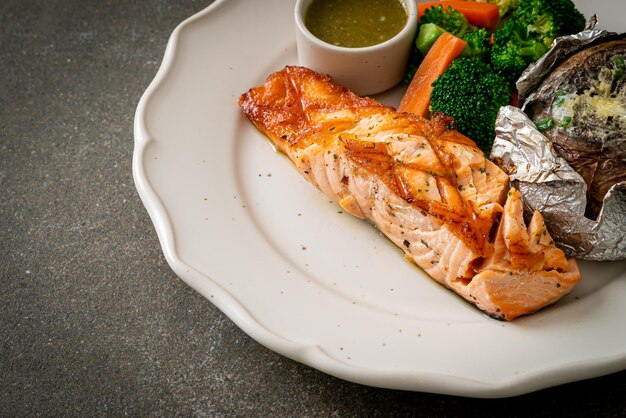 filete de salmón a la parrilla con papas horneadas y verduras