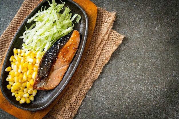 filete de salmón a la parrilla en un plato caliente al estilo japonés