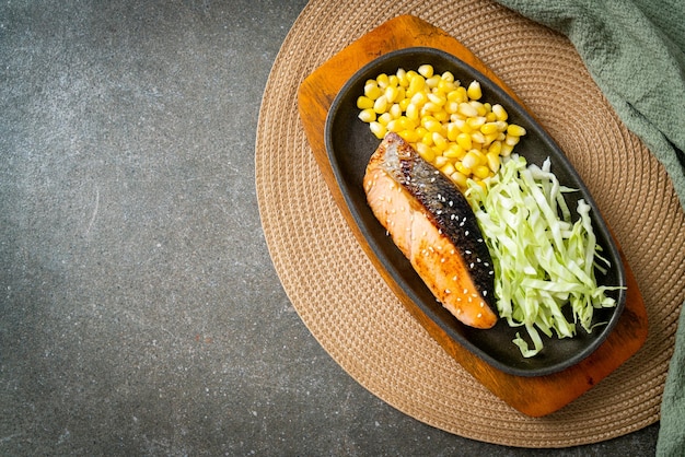 filete de salmón a la parrilla en un plato caliente al estilo japonés