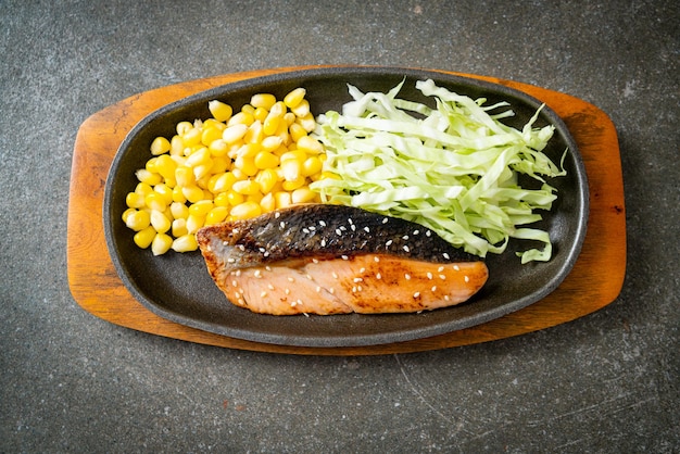 Filete de salmón a la parrilla en un plato caliente