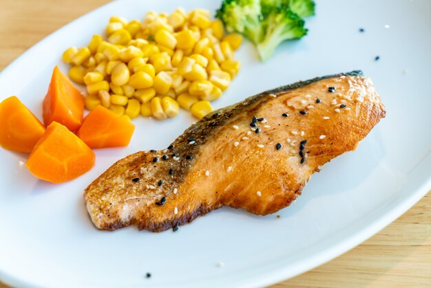 filete de salmón a la parrilla con sal