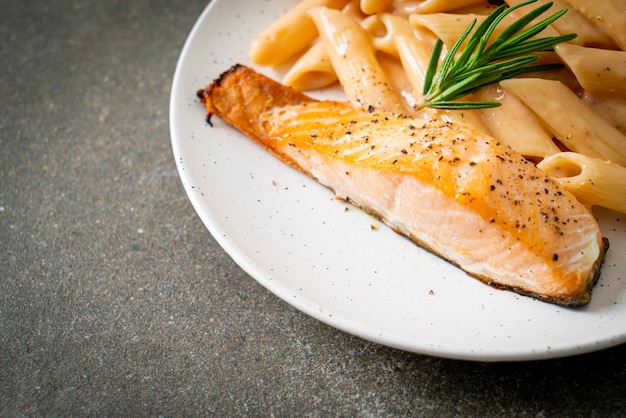 filete de salmón a la parrilla con salsa de crema de tomate pasta penne