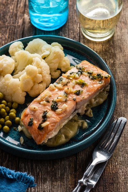 Filete de salmón con piña y coliflor