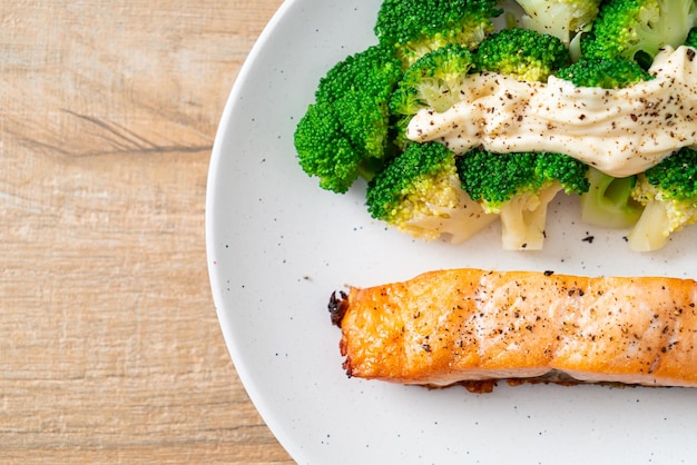 Filete de salmón a la plancha con brócoli