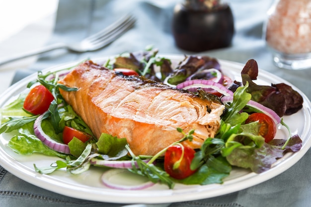 Filete de salmón a la plancha con ensalada fresca