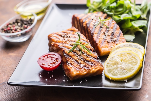 Filete de salmón a la plancha con ensalada de tomates y sésamo.