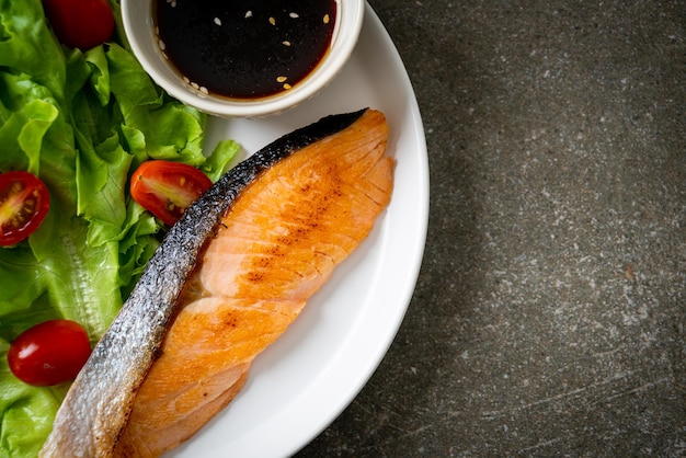 Filete de salmón a la plancha con ensalada