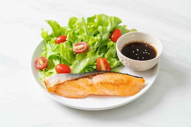 Filete de salmón a la plancha con ensalada