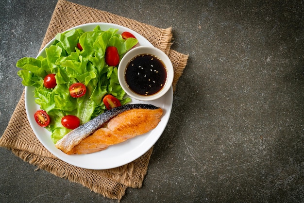 Filete de salmón a la plancha con ensalada