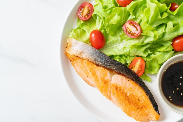 Filete de salmón a la plancha con ensalada