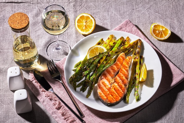 Filete de salmón a la plancha con espárragos y limón