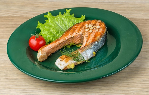 Filete de salmón a la plancha con piñones y ensalada