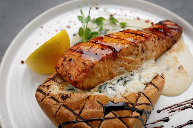 Filete de salmón a la plancha con salsa y pan