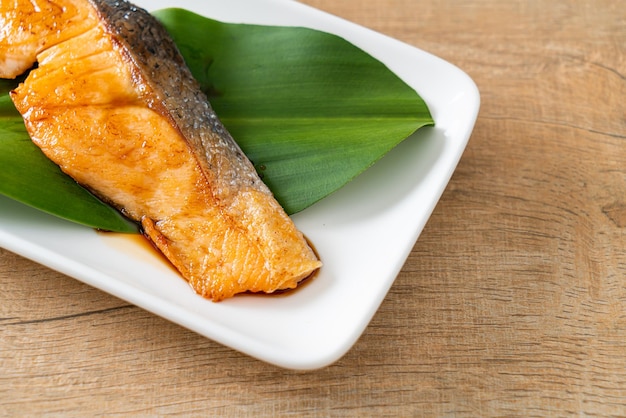 Filete de salmón a la plancha con salsa de soja