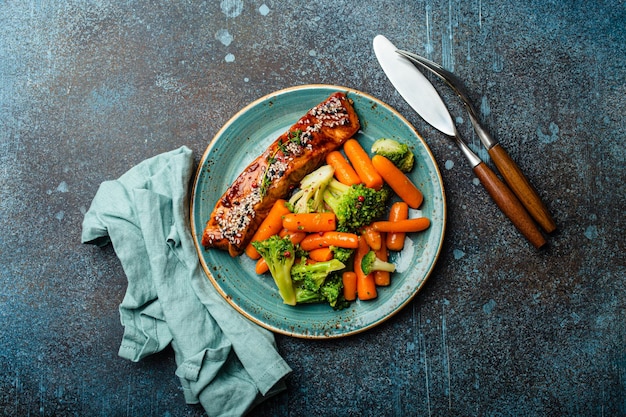 Filete de salmón a la plancha en salsa teriyaki con verduras asadas zanahoria y brócoli