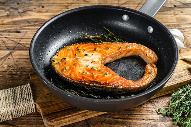 Filete de salmón a la plancha en una sartén