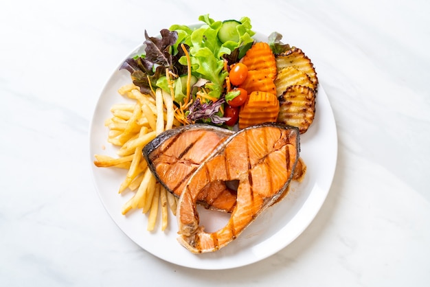 Filete de salmón a la plancha con verduras y patatas fritas