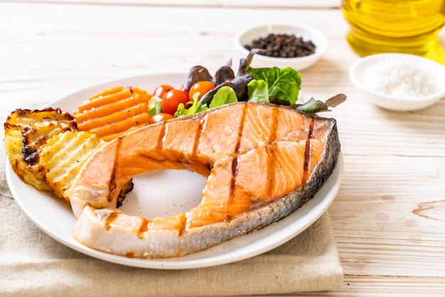 Filete de salmón a la plancha con verduras